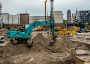 Vista general del sitio de construcción cerca de Alexanderplatz de Berlín, donde se descubrió una bomba de 100 kilogramos de la Segunda Guerra Mundial el 14 de junio de 2019. (John MacDougall / AFP)