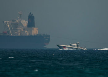 Un buque de la guardia costera emiratí pasa a un petrolero frente a la costa de Fujairah, Emiratos Árabes Unidos, el 13 de mayo de 2019. Arabia Saudita dijo que dos de sus petroleros fueron saboteados frente a la costa de los Emiratos Árabes Unidos cerca de Fujairah en ataques que causaron daño ”a los buques, uno de ellos cuando se dirigía a recoger petróleo saudí para llevarlo a los Estados Unidos. (Foto AP / Jon Gambrell)