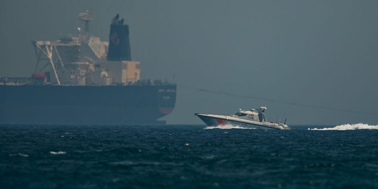 Un buque de la guardia costera emiratí pasa a un petrolero frente a la costa de Fujairah, Emiratos Árabes Unidos, el 13 de mayo de 2019. Arabia Saudita dijo que dos de sus petroleros fueron saboteados frente a la costa de los Emiratos Árabes Unidos cerca de Fujairah en ataques que causaron daño ”a los buques, uno de ellos cuando se dirigía a recoger petróleo saudí para llevarlo a los Estados Unidos. (Foto AP / Jon Gambrell)