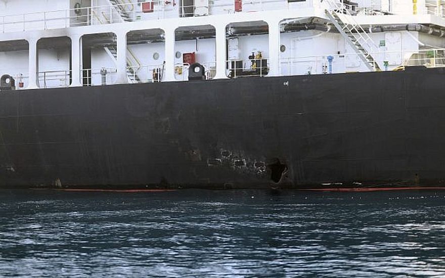 Esta imagen lanzada por el Departamento de Defensa de los EE. UU. El lunes 17 de junio de 2019 es una vista de la penetración del casco / daños por explosión en el costado de estribor del buque motor M / T Kokuka Courageous, que la Marina dice que se sostuvo desde una mina de lapa ataque mientras operaba en el Golfo de Omán, el 13 de junio. (Departamento de Defensa de los Estados Unidos a través de AP)