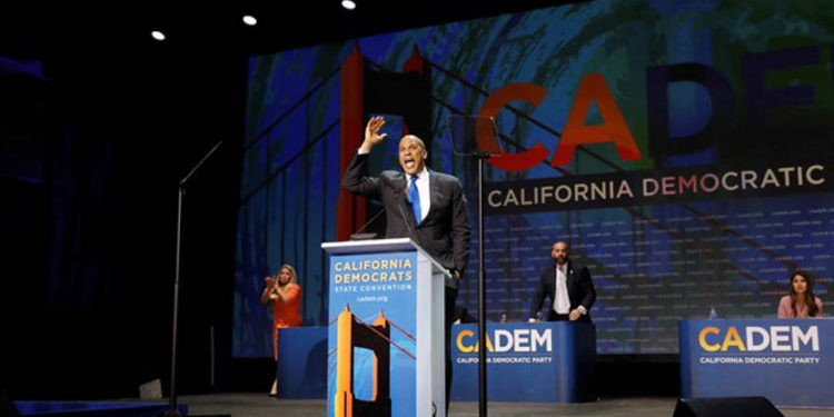 El Senador de Nueva Jersey, Cory Booker, habla en la convención del Partido Demócrata de California - REUTERS