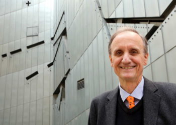 Peter Schäfer frente al Museo Judío de Berlín, el Edificio Libeskind