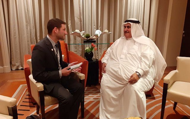 El ministro de Relaciones Exteriores de Bahrein, Khalid bin Ahmed Al Khalifa, habla con The Times of Israel en el marco del taller Paz a la Prosperidad en Manama, Bahrein, el 26 de junio de 2019. (Cortesía)