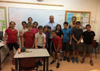 El Jefe del Consejo Regional de Menashe, Ilan Sadeh, con los premiados estudiantes de la Escuela Primaria Reut | Foto cortesía