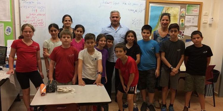 El Jefe del Consejo Regional de Menashe, Ilan Sadeh, con los premiados estudiantes de la Escuela Primaria Reut | Foto cortesía