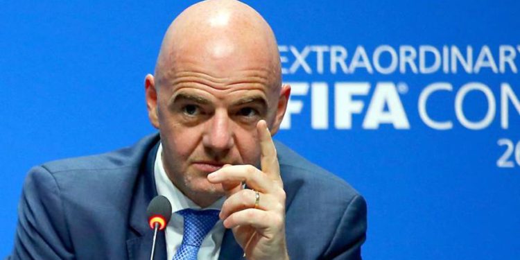 El presidente de la FIFA, Gianni Infantino, después del último partido entre Ucrania y Corea del Sur en la Copa Mundial de Fútbol Sub-20 en Lodz, Polonia, 15 de junio de 2019. (AP / Darko Vojinovic)