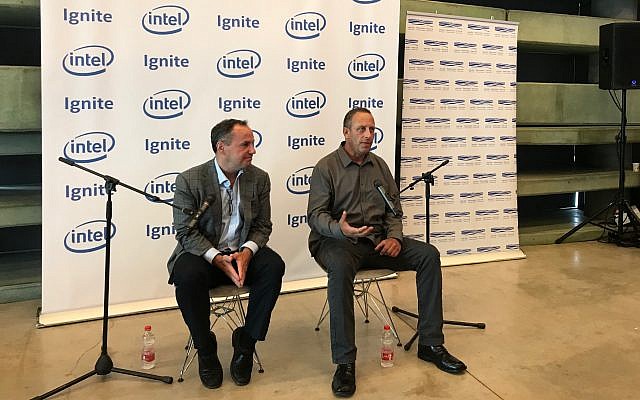 Bob Swan, CEO de Intel Corp., se fue, y Yaniv Garty, gerente general de Intel Israel en una conferencia de prensa el 16 de junio de 2019 en el Centro Peres para la Paz y la Innovación para lanzar un nuevo programa acelerador en Tel Aviv (Shoshanna Solomon / Tiempos de Israel)