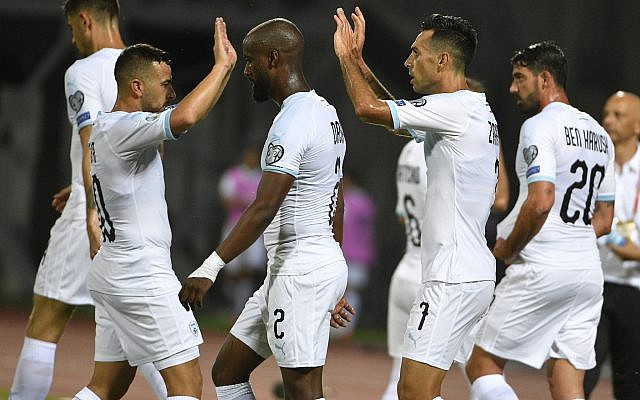 Eran Zahavi celebra con sus compañeros de equipo después de que anotó un gol durante su partido de fútbol clasificatorio para el Grupo G de Euro 2020 entre Letonia e Israel en Riga, Letonia, el 7 de junio de 2019. (AP Photo / Roman Koksarov)