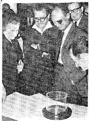 El embajador estadounidense Walworth Barbour presenta una roca lunar a la primera ministra de Israel, Golda Meir, y al ministro de Defensa, Moshe Dayan.