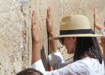 Nikki Haley, ex embajadora de Estados Unidos ante las Naciones Unidas, reza en el Muro Occidental, el miércoles | Foto: Oren Ben Hakoon