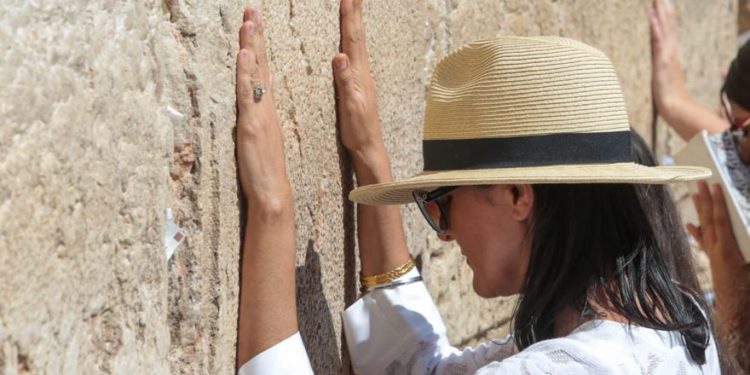 Nikki Haley, ex embajadora de Estados Unidos ante las Naciones Unidas, reza en el Muro Occidental, el miércoles | Foto: Oren Ben Hakoon