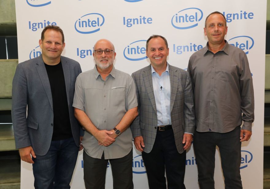 De izquierda a derecha: Tzahi (Zack) Weisfeld, Avner Goren, el CEO de Intel, Bob Swan y el gerente general de Intel Israel, Yaniv Garty. (Crédito de la foto: EZRA LEVY)