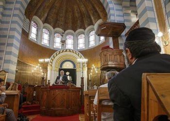 Hombre armado con cuchillos intenta entrar en sinagoga en Bélgica