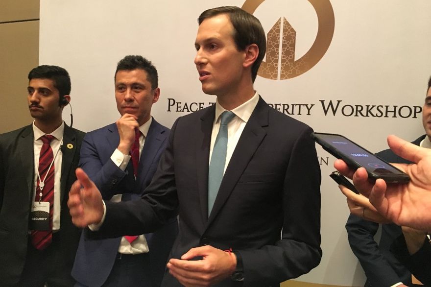 Jared Kushner, yerno del presidente de los EE. UU. Donald Trump, habla con los reporteros mientras cierra la conferencia económica de Oriente Medio patrocinada por los EE. UU. "Peace to Prosperity Workshop" en la capital de Bahrein, Manama, el 26 de junio de 2019. (SHAUN TANDON / AFP)
