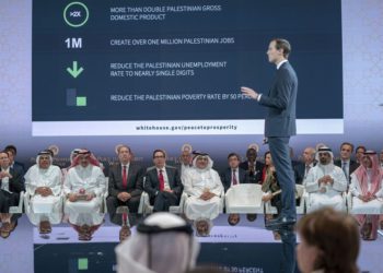 El secretario del Tesoro de los Estados Unidos, Steven Mnuchin, quinto desde la izquierda, y el príncipe heredero de Bahrein, Salman bin Hamad Al Khalifa, sexto desde la izquierda, escuchan al asesor principal de la Casa Blanca, Jared Kushner, de pie, durante la sesión de apertura del taller "Paz a la prosperidad" en Manama. Bahrein el 25 de junio de 2019. (Agencia de noticias de Bahrein a través de AP)