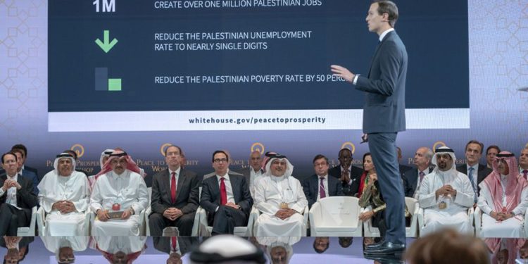 El secretario del Tesoro de los Estados Unidos, Steven Mnuchin, quinto desde la izquierda, y el príncipe heredero de Bahrein, Salman bin Hamad Al Khalifa, sexto desde la izquierda, escuchan al asesor principal de la Casa Blanca, Jared Kushner, de pie, durante la sesión de apertura del taller "Paz a la prosperidad" en Manama. Bahrein el 25 de junio de 2019. (Agencia de noticias de Bahrein a través de AP)