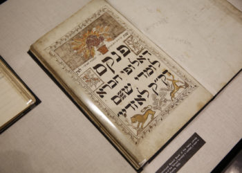 Ilustrativo: un libro de registro comunitario que enumera las regulaciones para ser parte de un grupo de estudio de Talmud en Lazdijai, Lituania. (Thos Robinson / Getty Images para el Instituto YIVO para la Investigación Judía a través de JTA)