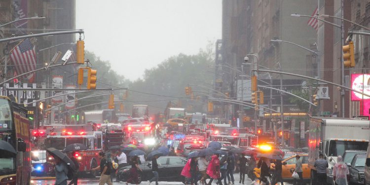 Helicóptero se estrella contra rascacielos en el centro de Manhattan