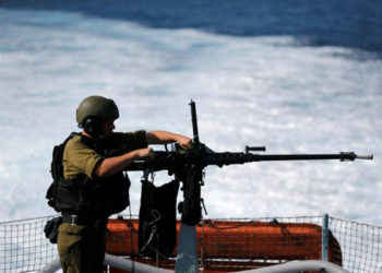 Un soldado israelí de la marina carga una ametralladora mientras participa en un simulacro practicando la defensa de las fronteras de Israel, en el mar Mediterráneo, frente a las costas de Ashdod, sur de Israel, 14 de noviembre de 2017 .. REUTERS)