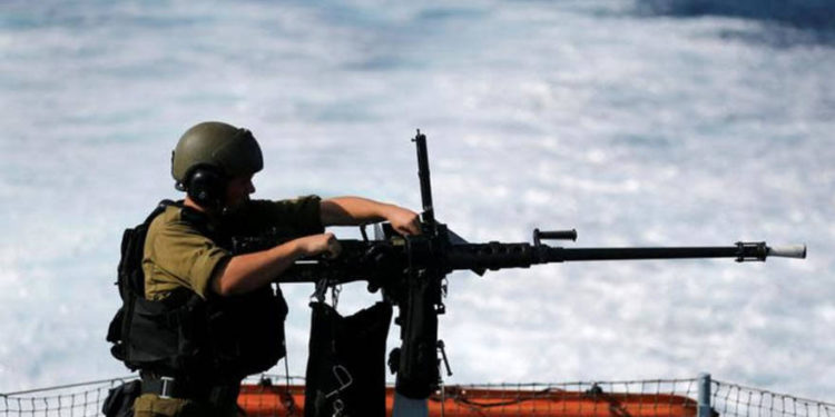 Un soldado israelí de la marina carga una ametralladora mientras participa en un simulacro practicando la defensa de las fronteras de Israel, en el mar Mediterráneo, frente a las costas de Ashdod, sur de Israel, 14 de noviembre de 2017 .. REUTERS)