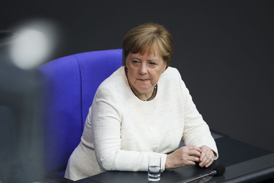 La canciller alemana, Angela Merkel, asiste a una ceremonia en el parlamento alemán Bundestag en Berlín, Alemania, el 27 de junio de 2019. (Markus Schreiber / AP)