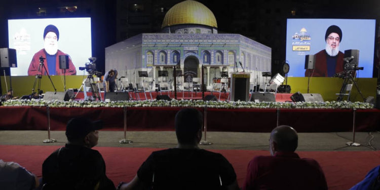 Musulmanes chiítas libaneses escuchan un discurso del jefe del grupo terrorista Hezbolá, Hassan Nasrallah, transmitido en dos pantallas grandes con una réplica de la mezquita Dome of the Rock, durante el Día Internacional al-Quds (Jerusalén), en un suburbio del sur. de la capital Beirut el 31 de mayo de 2019 (Anwar AMRO / AFP)