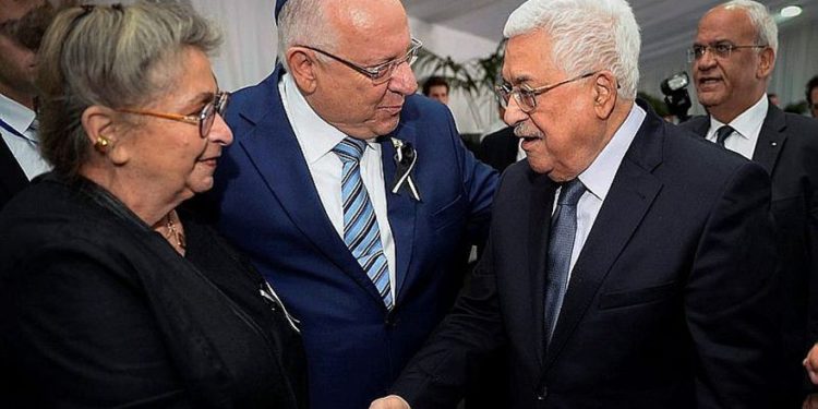 El presidente Reuven Rivlin y su esposa Nechama se reúnen con el presidente de la Autoridad Palestina, Mahmoud Abbas, durante el funeral de estado del ex presidente Shimo Peres en el cementerio Mount Herzl en Jerusalem, el 30 de septiembre de 2016. (Mark Neyman / GPO)