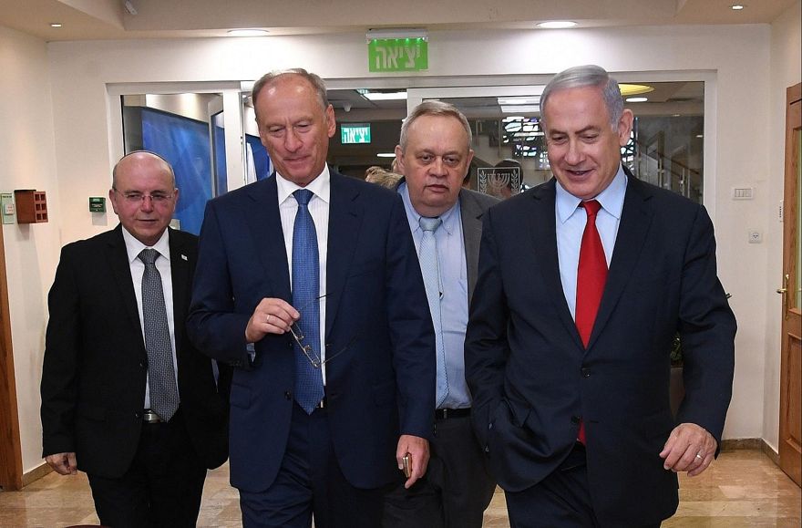 El primer ministro Benjamin Netanyahu, derecha, se encuentra con el asesor de seguridad nacional de Rusia, Nikolai Patrushev, segundo desde la izquierda, en Jerusalén, el 24 de junio de 2019. El asesor de seguridad nacional de Israel, Meir Ben-Shabat, está a la izquierda. (Haim Tzach / GPO)