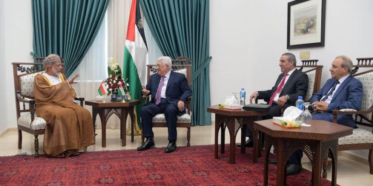 El presidente de la Autoridad Palestina, Mahmoud Abbas, y el ministro de Relaciones Exteriores de Omán, Yusuf bin Alawi, se reunieron en Ramallah el 31 de octubre de 2018. (Crédito: Wafa)