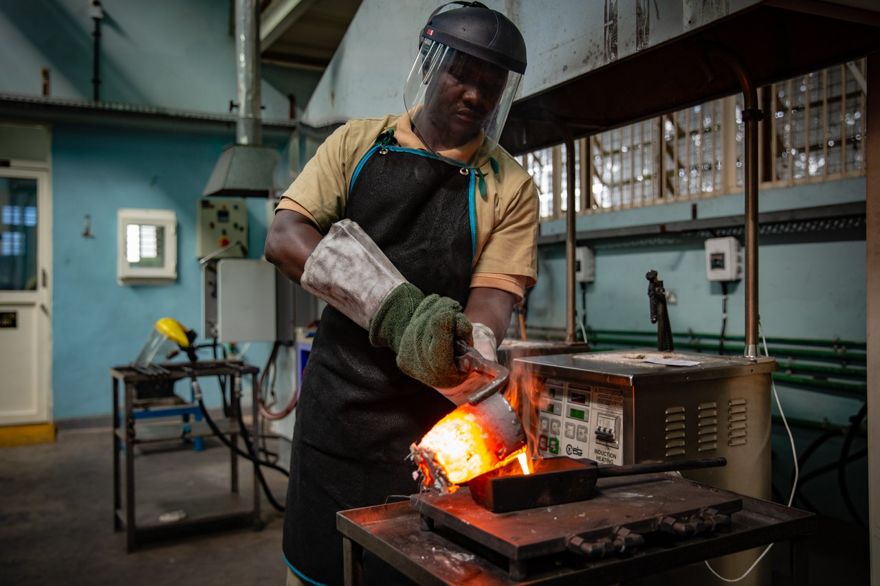 Refinación de oro en AGR. FOTO: ESTHER RUTH MBABAZI PARA THE WALL STREET JOURNAL