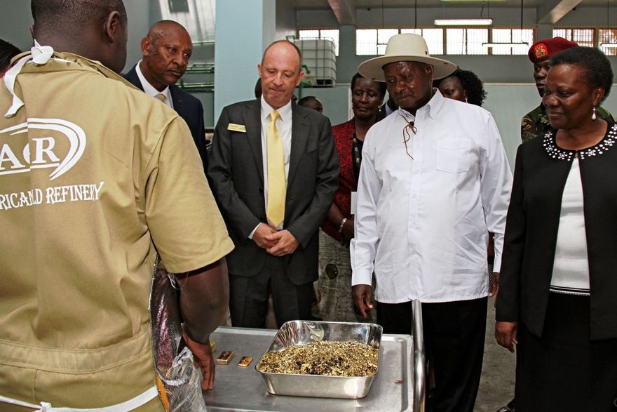 El presidente de Uganda, Yoweri Museveni, en blanco, con Alain Goetz y hojuelas de oro en AGR en 2017. FOTO: GAEL GRILHOT / AGENCE FRANCE-PRESSE / GETTY IMAGES