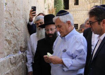 El presidente de Chile, Sebastián Piñera, en el centro de la camisa azul, visita el Muro Occidental en Jerusalén el 24 de junio de 2019, con su esposa y una delegación como parte de una visita de estado a Israel. (Cortesía de Western Wall Heritage Foundation)