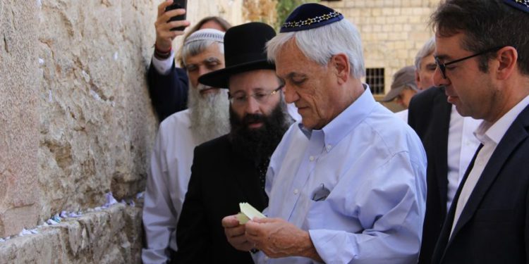 El presidente de Chile, Sebastián Piñera, en el centro de la camisa azul, visita el Muro Occidental en Jerusalén el 24 de junio de 2019, con su esposa y una delegación como parte de una visita de estado a Israel. (Cortesía de Western Wall Heritage Foundation)