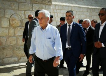 El presidente de Chile, Sebastián Piñera, visita la Iglesia de la Natividad en la ciudad de Belén, el 25 de junio de 2019. (Wisam Hashlamoun / Flash90)