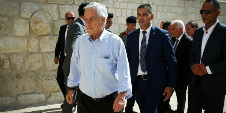 El presidente de Chile, Sebastián Piñera, visita la Iglesia de la Natividad en la ciudad de Belén, el 25 de junio de 2019. (Wisam Hashlamoun / Flash90)