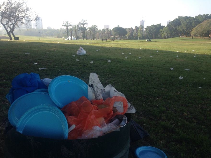 Después de una barbacoa, en Yarkon Park, abril de 2018. (Cortesía de Dan Savery Raz)