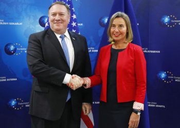 El Secretario de Estado de los Estados Unidos, Mike Pompeo, camina con el Alto Representante de la Unión Europea, Federica Mogherini, a la izquierda, a la Sala de Tratados en el Departamento de Estado en Washington, el 18 de junio de 2019. (Foto AP / Manuel Balce Ceneta)