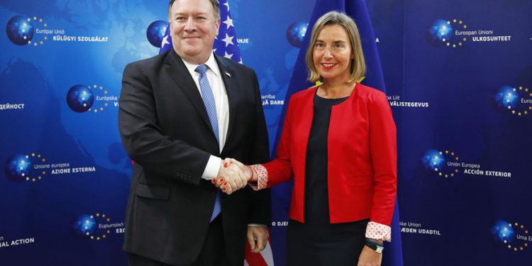 El Secretario de Estado de los Estados Unidos, Mike Pompeo, camina con el Alto Representante de la Unión Europea, Federica Mogherini, a la izquierda, a la Sala de Tratados en el Departamento de Estado en Washington, el 18 de junio de 2019. (Foto AP / Manuel Balce Ceneta)