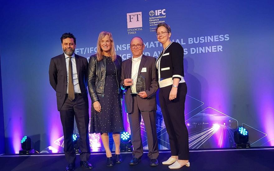 La startup israelí N-Drip obtienen el Premio a la Excelencia en Solución Disruptiva en los Premios de Negocios Transformacionales 2019 de la Corporación Financiera Internacional (IFC) y The Financial Times (FT); De izquierda a derecha: Ravi Mattu (FT), Vivienne Ming, (Socos Labs), Prof. Uri Shani, Presidente y CTO, N-Drip, Kelly Widelska (IFC); Londres, 13 de junio de 2019 (FT / IFC)