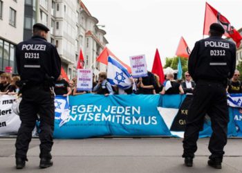Manifestantes se manifiestan contra la marcha del Día al-Quds en Berlín, 11 de julio de 2015 - Gregor Fischer / alianza de imágenes a través de Getty Images