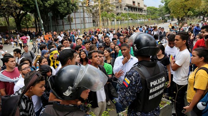 Los estudiantes discuten con los oficiales de policía durante un mitin en apoyo del líder de la oposición Juan Guaido y contra Nicolas Maduro en la Universidad Central de Venezuela en Caracas, Venezuela, 2 de mayo de 2019. (Edilzon Gamez / Getty Images / vía JTA)