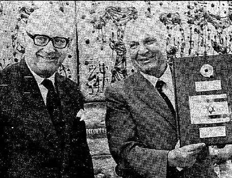 El primer ministro, Ephraim Katzir, con una roca lunar de la misión Apolo 17 (Foto: Yedioth Ahronoth)