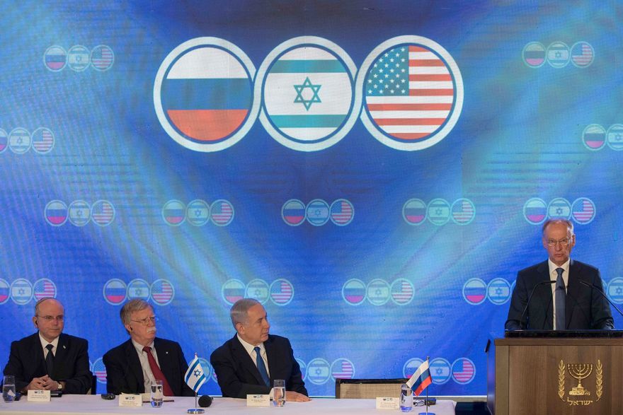 El secretario del Consejo de Seguridad de Rusia, Nikolai Patrushev, habla en una cumbre trilateral con el primer ministro Benjamin Netanyahu, centro derecha, el asesor de seguridad nacional de los EE. UU., John Bolton, centro izquierda, y el asesor de seguridad nacional, Meir Ben-Shabbat, en el Hotel Orient de Jerusalén en junio. 25, 2019. (Noam Revkin Fenton \ Flash90)