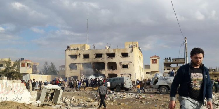 Ilustrativo: los egipcios se reúnen en el lugar después de un bombardeo que golpeó una estación de policía principal en la capital de la provincia norteña de Sinaí en El-Arish, Egipto, 12 de abril de 2015. (Muhamed Sabry / AP)