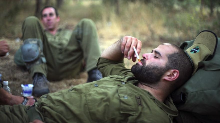 Soldados israelíes fumando durante el entrenamiento en el norte de Israel, 14 de junio de 2009. (Matanya Tausig / Flash90)