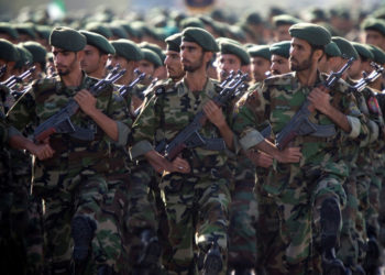 Miembros de la Guardia Revolucionaria de Irán marchan durante un desfile militar para conmemorar la guerra entre Irán y Irak de 1980-88 en Teherán. (Crédito de la foto: MORTEZA NIKOUBAZI / REUTERS)