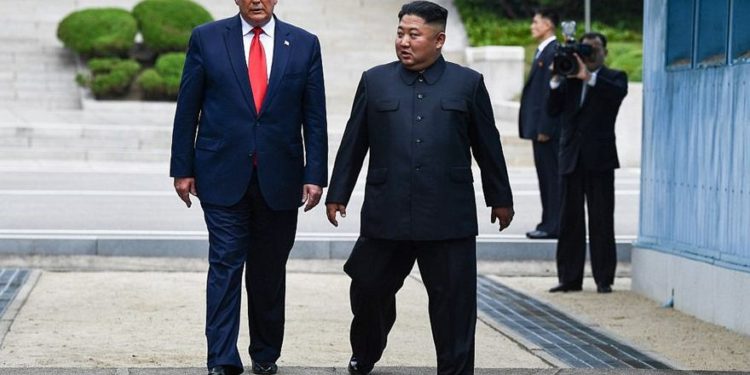 El líder de Corea del Norte, Kim Jong Un, a la derecha, y el Presidente de los Estados Unidos, Donald Trump, cruzan al sur de la Línea de Demarcación Militar que divide a Corea del Norte y del Sur, luego de que Trump se acercó brevemente al lado norte, en el Área de Seguridad Conjunta (JSA) de Panmunjom en el Zona desmilitarizada (DMZ) el 30 de junio de 2019. (Brendan Smialowski / AFP)