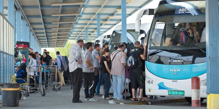 Los visitantes suben a un autobús en el cruce fronterizo del puente Allenby | De archivo: Moshe Shai