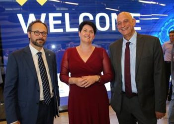 De izquierda a derecha: Embajador de la UE en Israel, Emanuele Giaufret, Nili Shalev, Aharon AharonYossi Zamir (GPO)