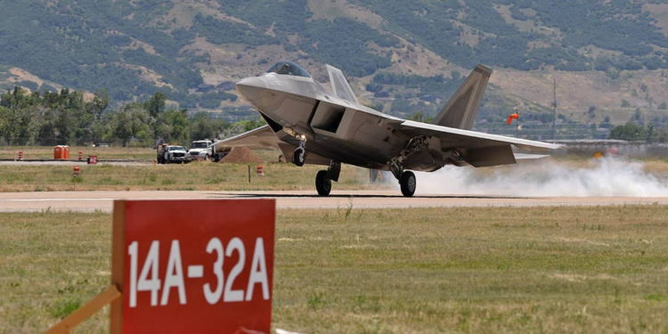 Pilotos de la Fuerza Aérea de EE.UU. usan la pista de rodaje como pista de aterrizaje en la Base Aérea de Hill